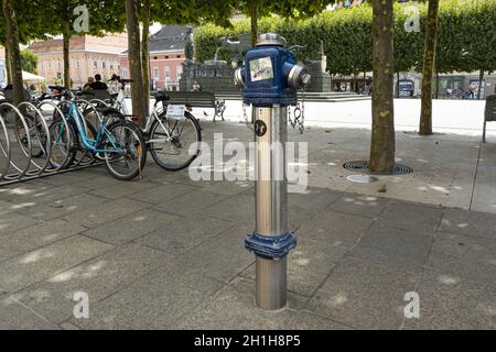 Klagenfurt, Österreich. 16. August 2020. In Brand Hydrant auf dem Bürgersteig der Innenstadt Stockfoto