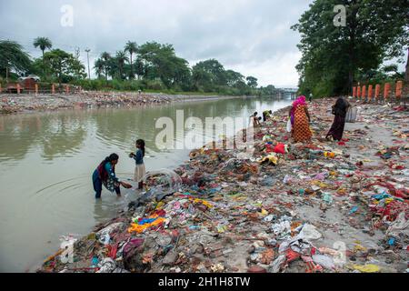 Muradnagar, Indien. Oktober 2021. Die Einheimischen suchen nach wertvollen Gegenständen aus den Müllhaufen in der Nähe des Ganges-Kanals in Muradnagar. Im oberen Ganges-Kanal, der von schweren Bächen am Ufer des Kanals angehäuft wird, suchen die Einheimischen gerne nach wertvollen Gegenständen. Eifrige Anhänger bieten während eines Tauchgangs im Ganga-Kanal Wertsachen als religiöse Praxis an oder verlieren sie dort unwissentlich. Kredit: SOPA Images Limited/Alamy Live Nachrichten Stockfoto