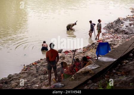 Muradnagar, Indien. Oktober 2021. In der Nähe des Ganges-Kanals bei Muradnagar suchen die Einheimischen nach wertvollen Gegenständen aus den Müllhaufen.im oberen Ganges-Kanal, der von schweren Bächen am Ufer des Kanals aufgetürmt wird, suchen die Einheimischen gerne nach wertvollen Gegenständen. Eifrige Anhänger bieten während eines Tauchgangs im Ganga-Kanal Wertsachen als religiöse Praxis an oder verlieren sie dort unwissentlich. Kredit: SOPA Images Limited/Alamy Live Nachrichten Stockfoto