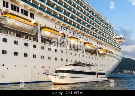 Phuket, Thailand - 29. November 2019: Touristen steigen vom Transportboot zum Kreuzfahrtschiff Costa Fortuna im Hafen der Insel Phuket, S aus Stockfoto