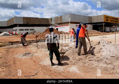 sao sebastiao do Passe, bahia/brasilien - 4. september 2013: Arbeiter werden während des Baus von Straßenpflasterarbeiten in der Stadt Sao Sebastiao do Pass gesehen Stockfoto