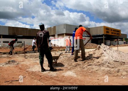 sao sebastiao do Passe, bahia/brasilien - 4. september 2013: Arbeiter werden während des Baus von Straßenpflasterarbeiten in der Stadt Sao Sebastiao do Pass gesehen Stockfoto