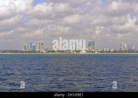 Dar-es-Salaam, Tansania - Juli 16, 2017: Dar es Salaam Stadtbild Panorama vom Meer, Tansania. Stockfoto