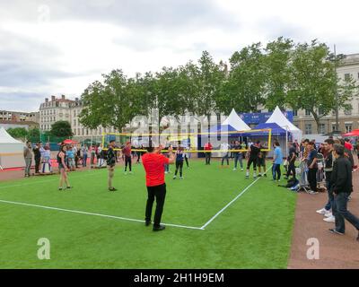 Lyon, Frankreich - 16. Juni 2016: Volleyballspieler in der Fanzone der Fußball-Europameisterschaft EURO 2016 Stockfoto