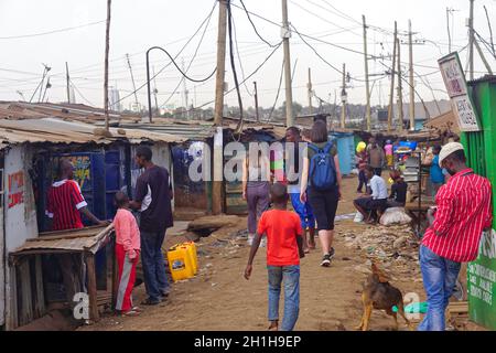 Nairobi, Kenia - 10. Juli 2017: Touristen und Einheimische zu Fuß an der Straße von Slum Kibera in Nairobi, Kenia. Stockfoto