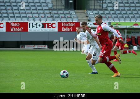 Laufduell vs Alexander Rossipal (Sandhausen) und Ermedin Demirovic (Freiburg) im Testspiel: SC Freiburg - SV Sandhausen die DFL-VORSCHRIFTEN VERBIETEN JEDE Stockfoto