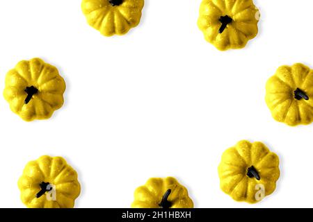 Kreatives Halloween Layout mit goldenen Kürbissen auf weißem Hintergrund. Flach liegend. Stockfoto