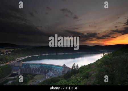 Blick vom Aussichtspunkt kleine Kanzel auf den deutschen Edersee im Sommer Stockfoto