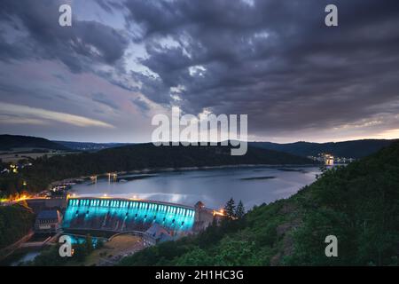 Blick vom Aussichtspunkt kleine Kanzel auf den deutschen Edersee im Sommer Stockfoto