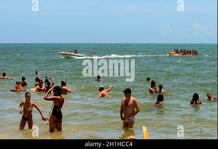 porto seguro, bahia / brasilien - 8. januar 2009: Menschen werden an Bord eines als Bananenboot bekannten Schiffes am Strand in der Stadt Porto Seguro gesehen. Stockfoto