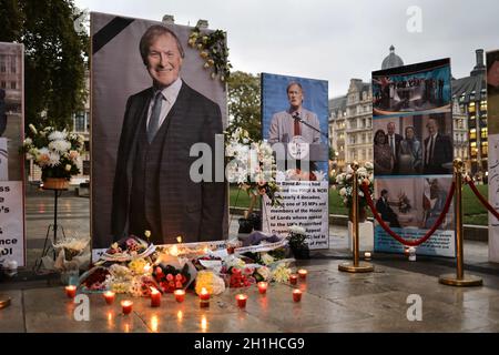 London, Großbritannien. Oktober 2021. Die Gemeinden haben Banner mit Sir David Amess aufgestellt, um an seinen Dienst für die Gemeinschaft zu erinnern. Anglo-iranische Gemeinden des Nationalen Widerstandsrates des Iran hielten gegenüber dem britischen Parlament einen Gedenkgottesdienst ab, um Sir David Amess, der am vergangenen Samstag während einer Operation in einem Wahlkreis ermordet wurde, zu würdigen. Kredit: SOPA Images Limited/Alamy Live Nachrichten Stockfoto