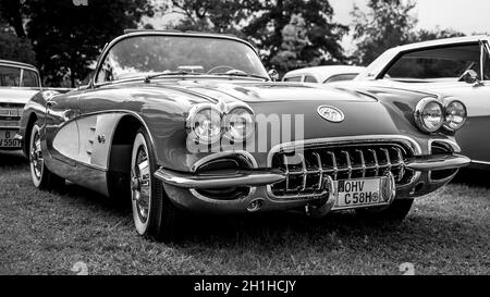 DIEDERSDORF, DEUTSCHLAND - 30. AUGUST 2020: Der Sportwagen Chevrolet Corvette (C1), 1958. Schwarz und Weiß. Die Ausstellung von 'US Car Classics'. Stockfoto