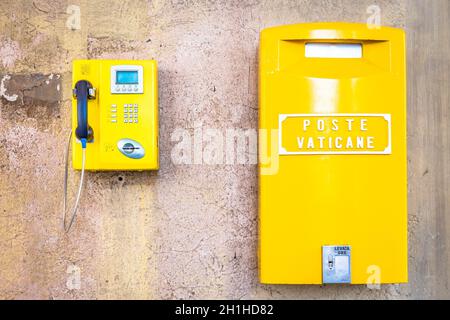 Rom, VATIKAN - 19. AUGUST 2018: Detail der traditionellen gelben Post Box im Vatikan, Rom Stockfoto