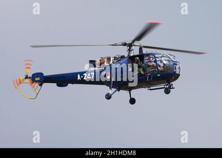 Volkel, Niederlande - 14. Juni 2013: Militärhubschrauber auf Luftbasis. Flugbetrieb der Luftwaffe. Luftfahrt und Flugzeuge. Luftverteidigung. Militärindustr Stockfoto