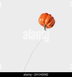 Halloween Kürbis Ballon auf weißem Hintergrund. Halloween Minimalkonzept. Stockfoto