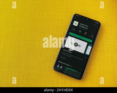 LOD, Israel - 8. Juli 2020: Upwork für Freelancers App Play Store-Seite auf dem Display eines schwarzen Smartphone auf einem gelben Stoff Hintergrund. Oben Stockfoto