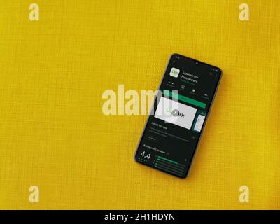 LOD, Israel - 8. Juli 2020: Upwork für Freelancers App Play Store-Seite auf dem Display eines schwarzen Smartphone auf einem gelben Stoff Hintergrund. Oben Stockfoto