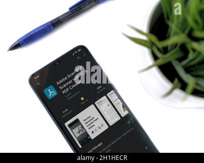 LOD, Israel - 8. Juli 2020: Moderner minimalistischer Büroarbeitsplatz mit schwarzem Smartphone mit Adobe Scan App Play Store Seite auf weißem Hintergrund. T Stockfoto