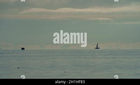 Segelschiff fährt am Horizont in der Haro Strait entlang. Stockfoto