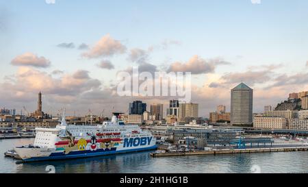 Schiff im Hafen von Genua, Italien Stockfoto