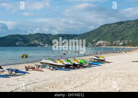 Phuket, Thailand - 29. November 2019: Jetskis (Wasserscooter, persönliches Wasserfahrzeug) am Ufer des Patong Strandes am Andaman Meer, Phuket Insel in Thai Stockfoto