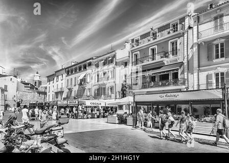 SAINT-TROPEZ, FRANKREICH - AUGUST 16: Spaziergang durch die malerischen Straßen von Saint-Tropez, Cote d'Azur, Frankreich. Die Stadt ist ein weltweit berühmter Ferienort für t Stockfoto