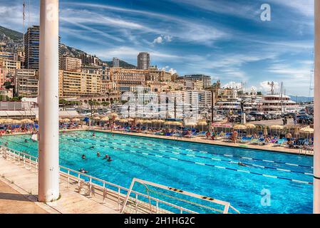 MONTE CARLO, MONACO - AUGUST 13: Blick über das Schwimmbad Stade Nautique Rainier III in Monte Carlo, Cote d'Azur, Monaco, Wahrzeichen des Fr. Stockfoto