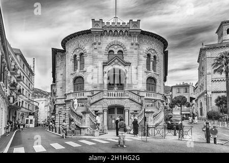 MONACO - AUGUST 13: Fassade des Justizpalastes, gelegen in der Stadt Monaco, alias Le Rocher oder der Felsen, wie gesehen am 13. August 2019 Stockfoto