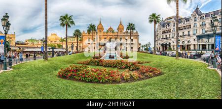 MONTE CARLO, MONACO - 13. AUGUST: Fassade des Kasinos von Monte Carlo, berühmter Glücksspiel- und Unterhaltungskomplex, das im Jahre 1863 eröffnet wurde und sich im Princip befindet Stockfoto