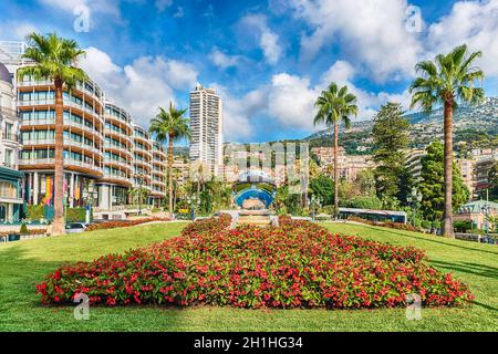 MONTE CARLO, MONACO - AUGUST 13: Blick auf den luxuriösen Place du Casino, wo der berühmte Spiel- und Unterhaltungskomplex im Jahr 1863 eröffnet wurde Stockfoto