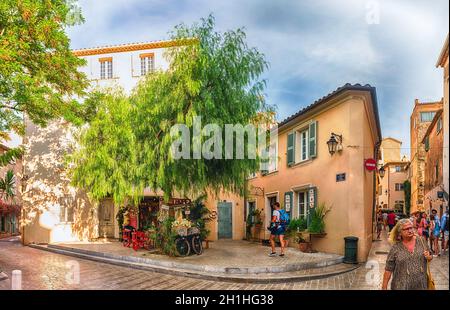 SAINT-TROPEZ, FRANKREICH - AUGUST 16: Spaziergang durch die malerischen Straßen von Saint-Tropez, Cote d'Azur, Frankreich. Die Stadt ist weltweit berühmt für die Stockfoto