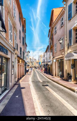 SAINT-TROPEZ, FRANKREICH - AUGUST 16: Spaziergang durch die malerischen Straßen von Saint-Tropez, Cote d'Azur, Frankreich. Die Stadt ist ein weltweit berühmter Ferienort für t Stockfoto