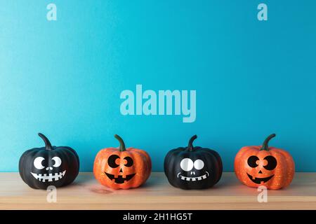 Halloween Kürbis Dekor mit lustigen Gesichtern. Kreatives Halloween Minimalkonzept. Stockfoto
