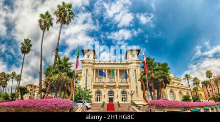 Fassade des malerischen Sanremo Casino, Italien. Das Gebäude ist eines der wichtigsten Wahrzeichen der ligurischen Stadt Stockfoto