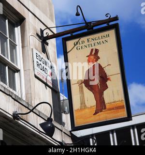 London, Großbritannien - 03. Juli 2010: Englisches Pub-Schild, Public House, bekannt als Pub, ist Brennpunkt der Gemeinschaft. Pub-Geschäft, jetzt etwa 53,500 Pubs in Großbritannien, hat Stockfoto