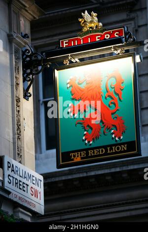 London, Großbritannien - 14. Juni 2012: Englisches Pub-Schild, Public House, bekannt als Pub, ist Brennpunkt der Gemeinschaft. Pub-Geschäft, jetzt etwa 53,500 Pubs in Großbritannien, hat Stockfoto