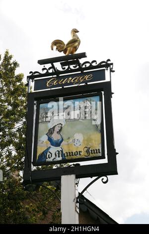 London, UK - 16. Mai 2012: Englisches Pub-Schild. Das öffentliche Haus, bekannt als Pub, für Trinken und Geselligkeit, ist der Mittelpunkt der Gemeinschaft. Kneipenbussine Stockfoto