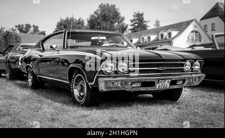 DIEDERSDORF, DEUTSCHLAND - 30. AUGUST 2020: Der Mittelklassewagen Chevrolet Chevelle, 1969. Schwarz und Weiß. Die Ausstellung von 'US Car Classics'. Stockfoto