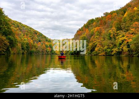 Hamori See in Lillafiured Miskolc Perle des Bukk Naturparks in Ungarn mit rotem Boot während der Bootfahrt . Stockfoto