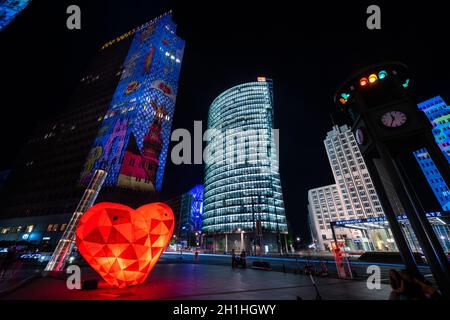 BERLIN - 15. OKTOBER 2020: Moderner Wolkenkratzer am Potsdamer Platz in bunten Lichtungen. Festival der Lichter 2020. Stockfoto