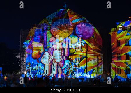 BERLIN - 15. OKTOBER 2020: St. Hedwigs Dom in der Festbeleuchtung. Festival der Lichter 2020. Stockfoto