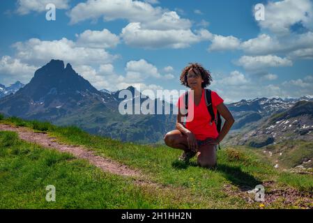 Eine Wanderfrau mit Pic du Midi Ossau im französische Pyrenäen Stockfoto