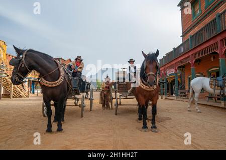 TABERNAS, SPANIEN - 21. SEPTEMBER 2008: Sheriffs und Pferde bei Mini Hollywood, Provinz Almeria, Andalusien Stockfoto