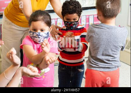 Bildung Vorschule 4-5-Jährige Gruppe macht Musikaktivität Handgesänge von Lehrern unterstützt, tun Bewegung für beliebtes Lied "Baby Shark" Stockfoto