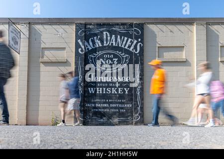 LYNCHBURG, USA - 10. Okt 2021: Die Menschen kommen an einem Wandgemälde von Jack Daniel in der Brennereistadt Lynchburg, Tennessees Marktplatz in der Innenstadt vorbei. Stockfoto