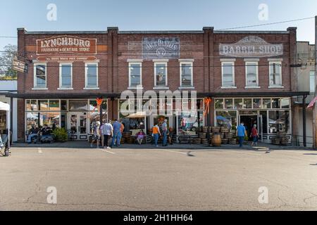 LYNCHBURG, USA - 10. Okt 2021: Jack Daniel's Fassgeschäft und Baumarkt auf dem Stadtplatz in Lynchburg, Tennessee, dem Zuhause der Marke Stockfoto