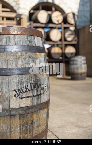 LYNCHBURG, VEREINIGTE STAATEN - 10. Okt 2021: Ein authentisches Jack Daniel's Whiskey Fass sitzt auf dem Gelände des Lynchburg Tennessee Downtown Events Cen Stockfoto