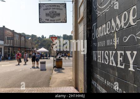 LYNCHBURG, VEREINIGTE STAATEN - 10. Okt 2021: Jack Daniels Wandbild an einer Wand von Lynchburg, Tennessees öffentlichem Platz in der Innenstadt. Stockfoto