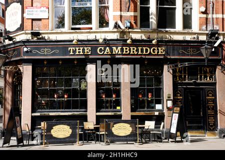 London, Großbritannien - 15. April 2012: Außenansicht des Pubs, für Trinken und Geselligkeit, Brennpunkt der Gemeinschaft. Pub-Geschäft, jetzt etwa 53,500 Pubs in der U Stockfoto