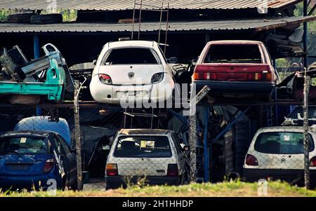 Stapel von alten und zerstörten Autos zum Verkauf. Schrottplatz in São Paulo, Brasilien Stockfoto